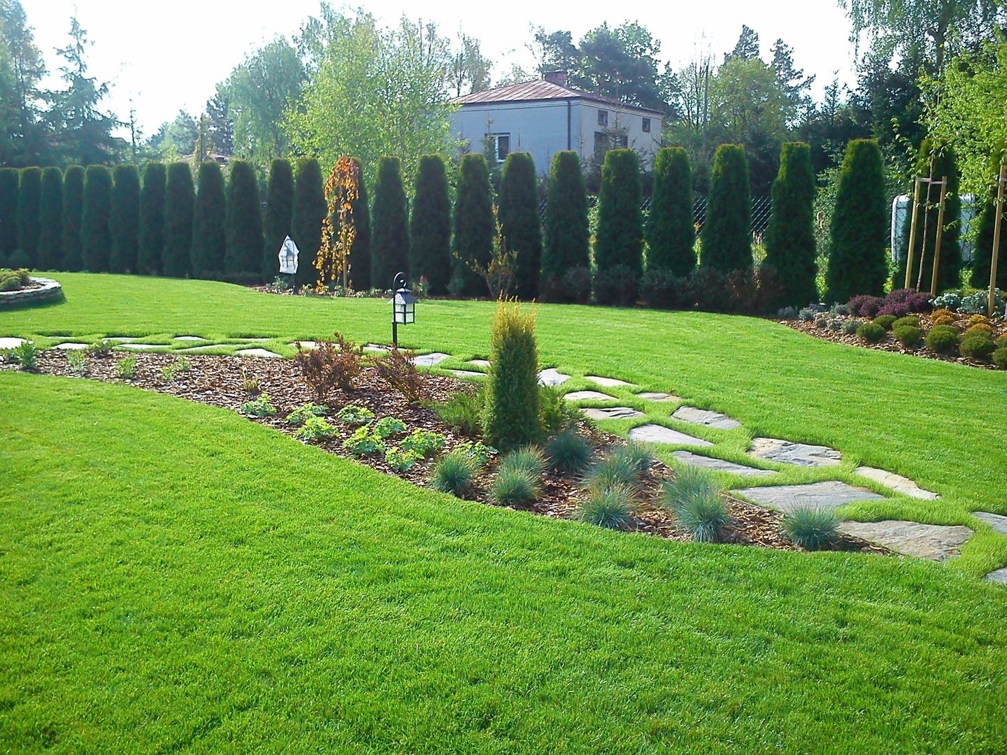 Palenisko, ognisko, skalniak, koło młyńskie, kamienie w trawniku, Zielony Architekt Zielony Architekt Classic style garden