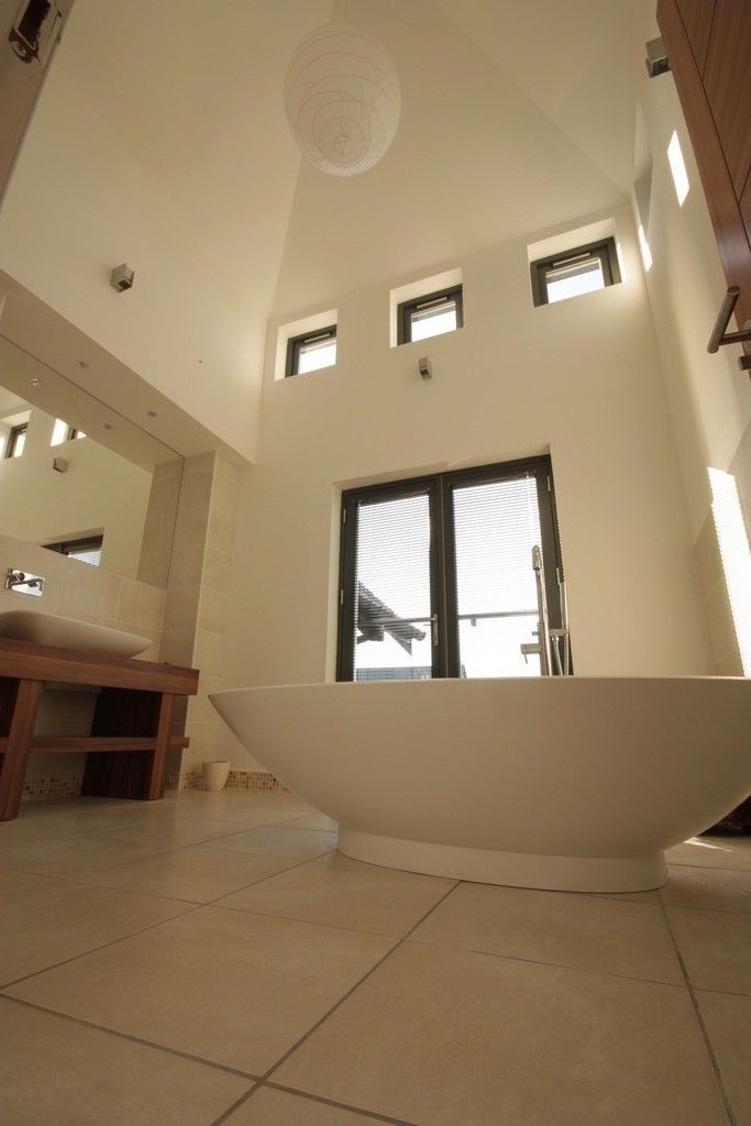 9 Heights, MRH Design MRH Design Casas de banho modernas