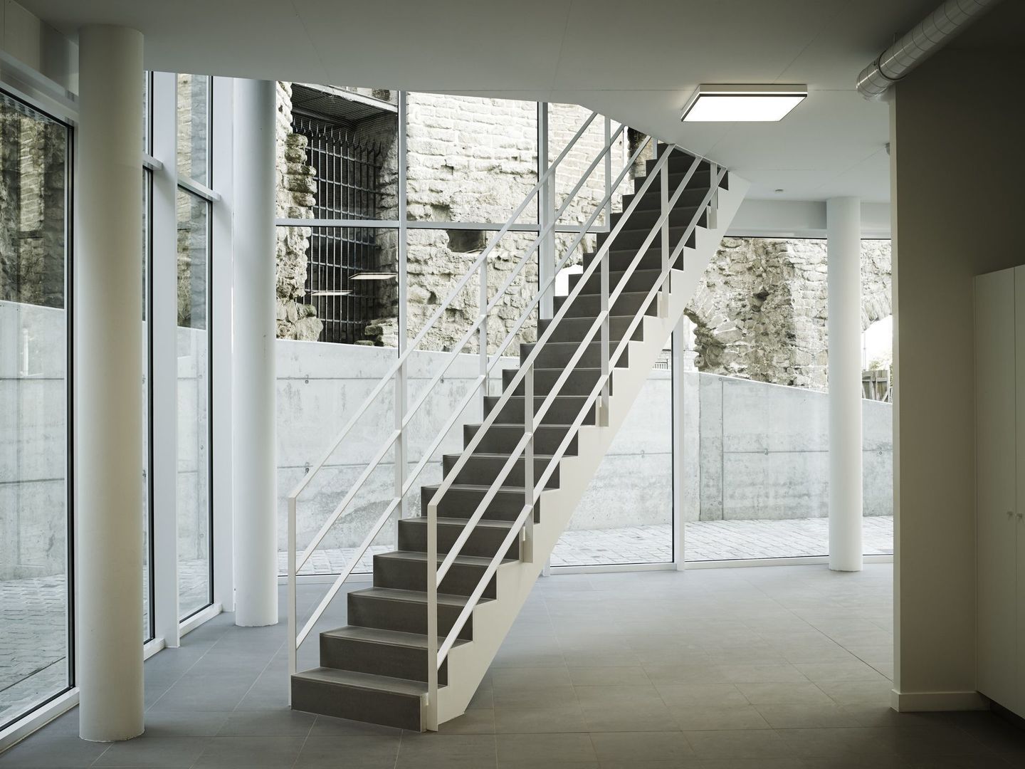 Empereur, architectes assoc. architectes assoc. Eclectic style corridor, hallway & stairs