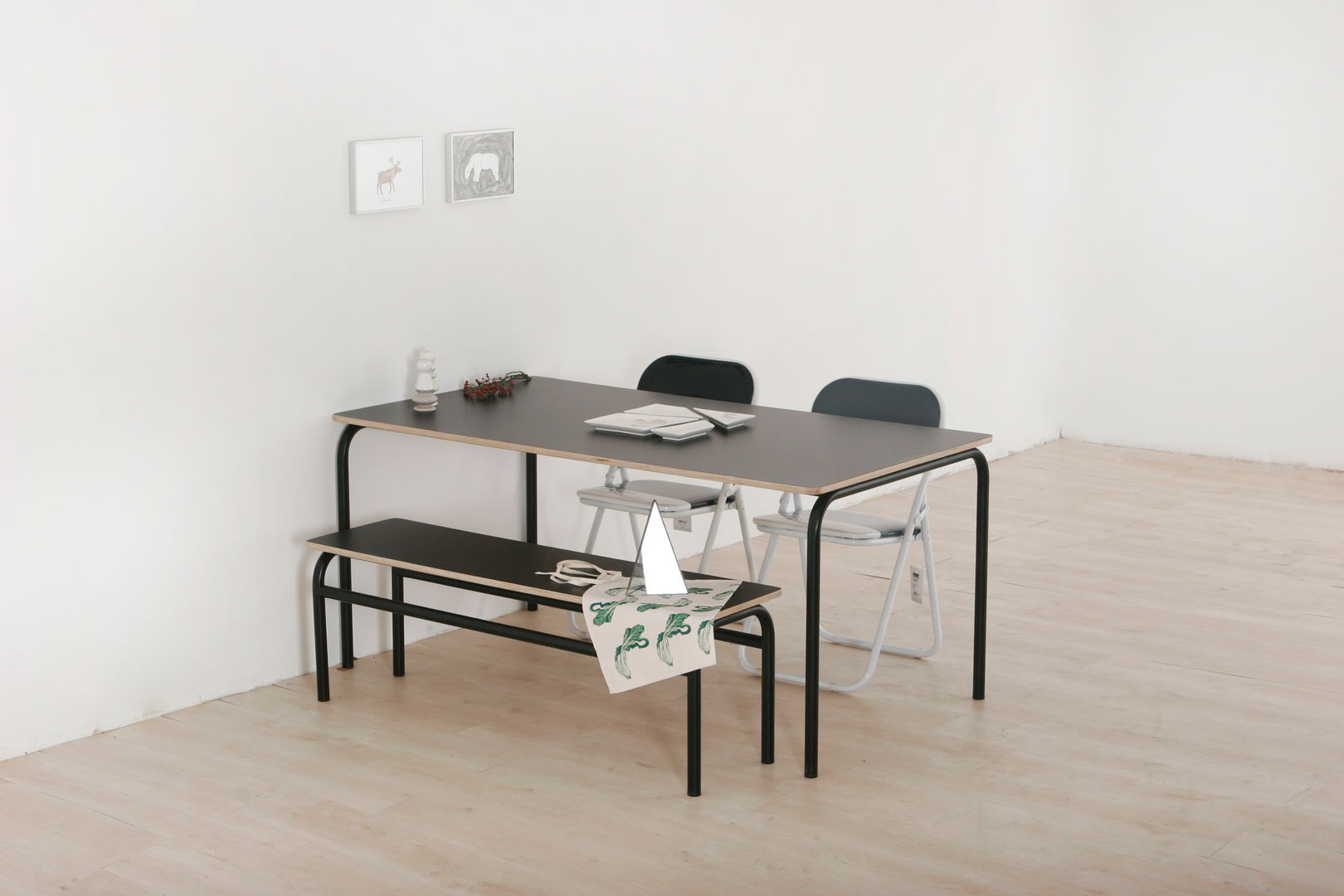 NOIR edelweiss desk & chair wie ein KINO 모던스타일 다이닝 룸 테이블