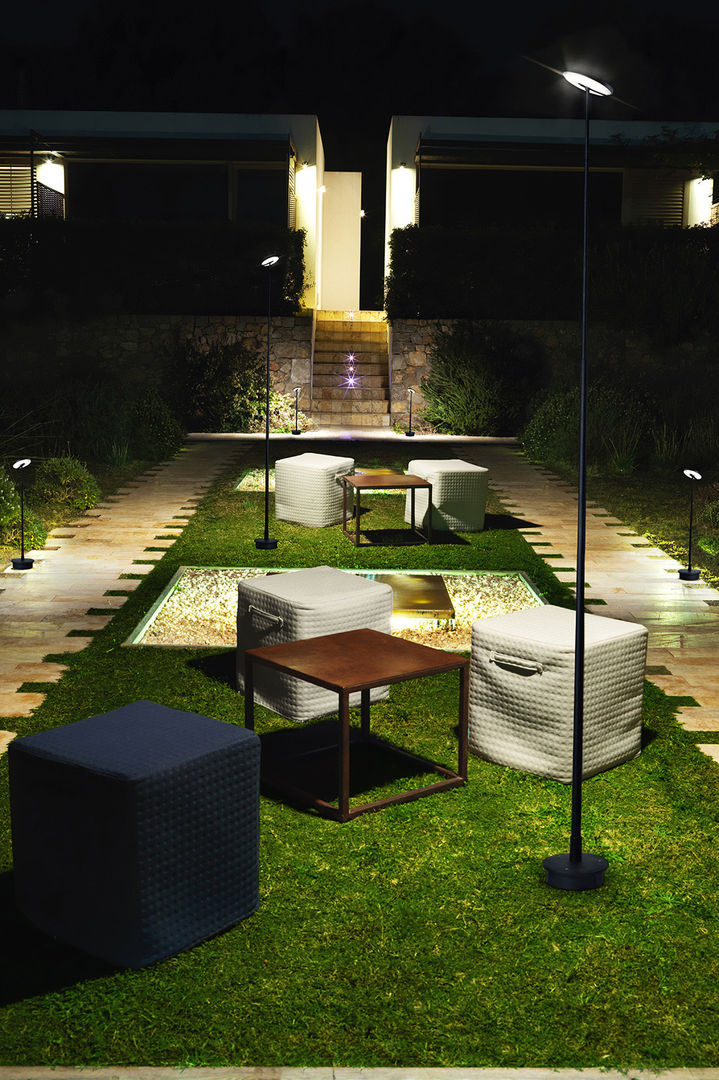 INVISIBLE (THE ONE 2015) LEDS-C4 Jardines de estilo moderno