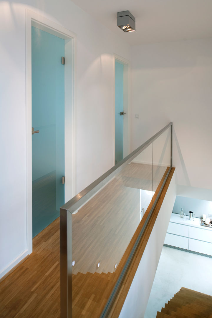 homify Pasillos, vestíbulos y escaleras de estilo moderno