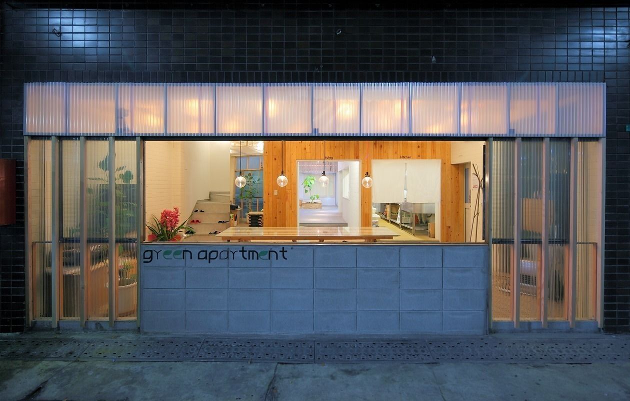 外観 studio m+ by masato fujii インダストリアルな 家 プラスティック 矩形,建築,植物,木,ガス,色合いと色合い,ファサード,ガラス,フローリング,商業ビル
