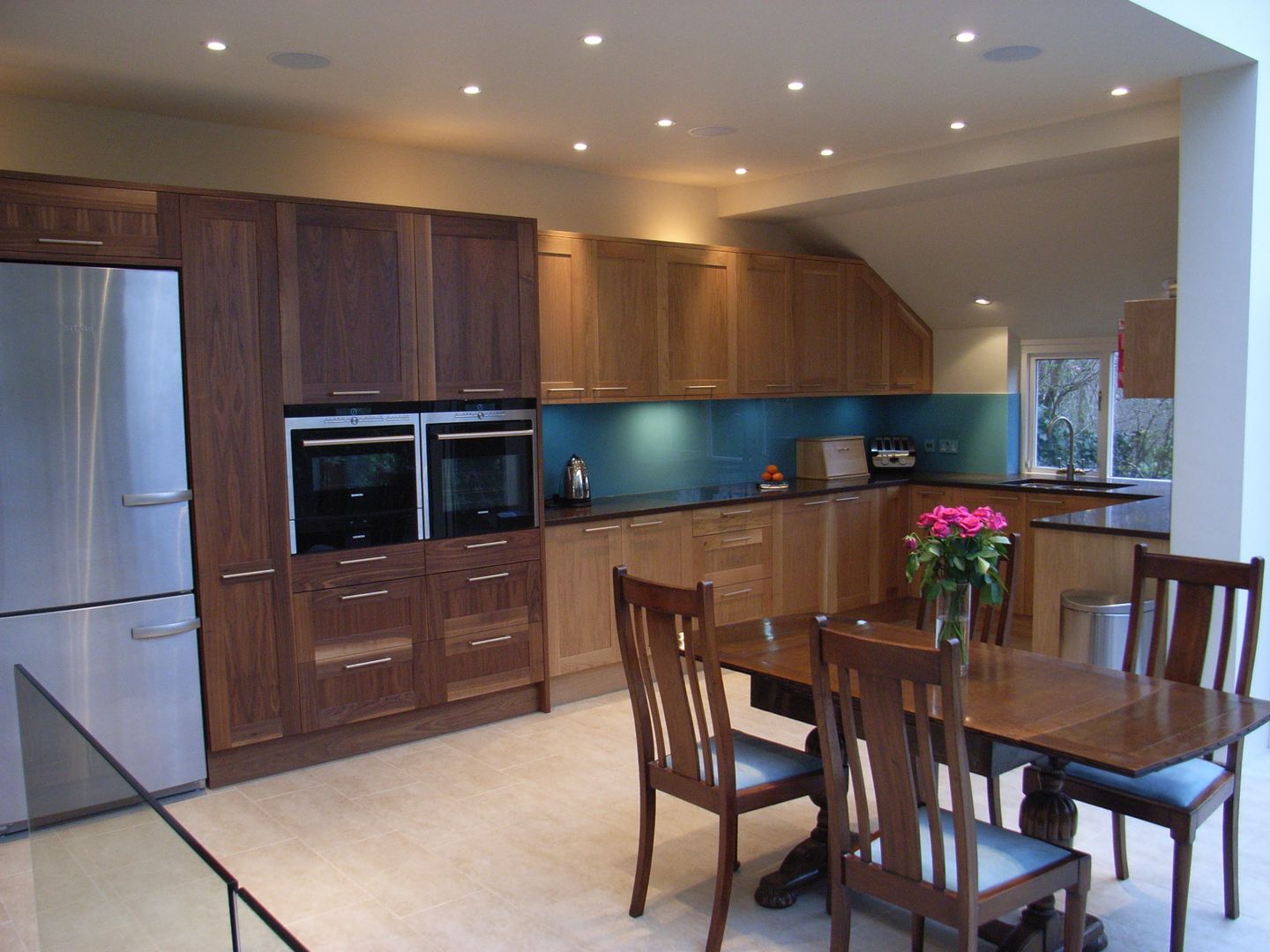 Modern Kitchen Diner Style Within Moderne keukens Hout Hout modern kitchen,oak veneer kitchen,glass splashback,kitchen splashback,porcelain tile floor,home lighting,kitchen lighting,ceiling speakers,large fridge freezer,timber kitchen