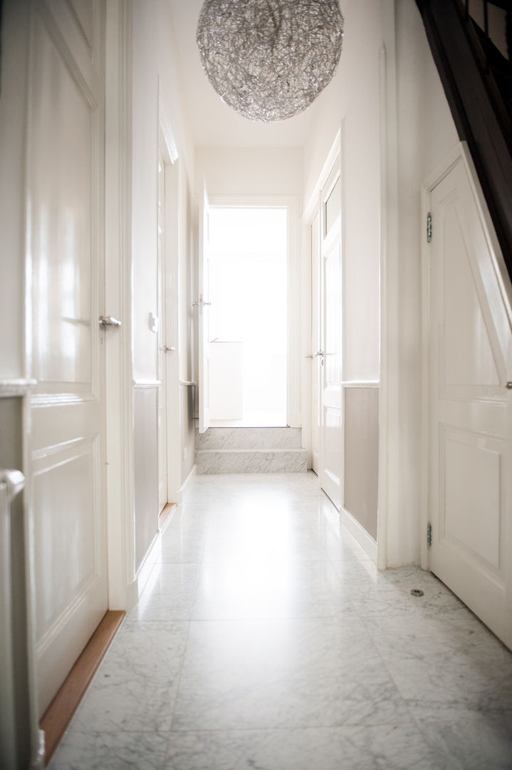 Renovatie herenhuis te Den Haag, Studiohecht Studiohecht Modern Corridor, Hallway and Staircase