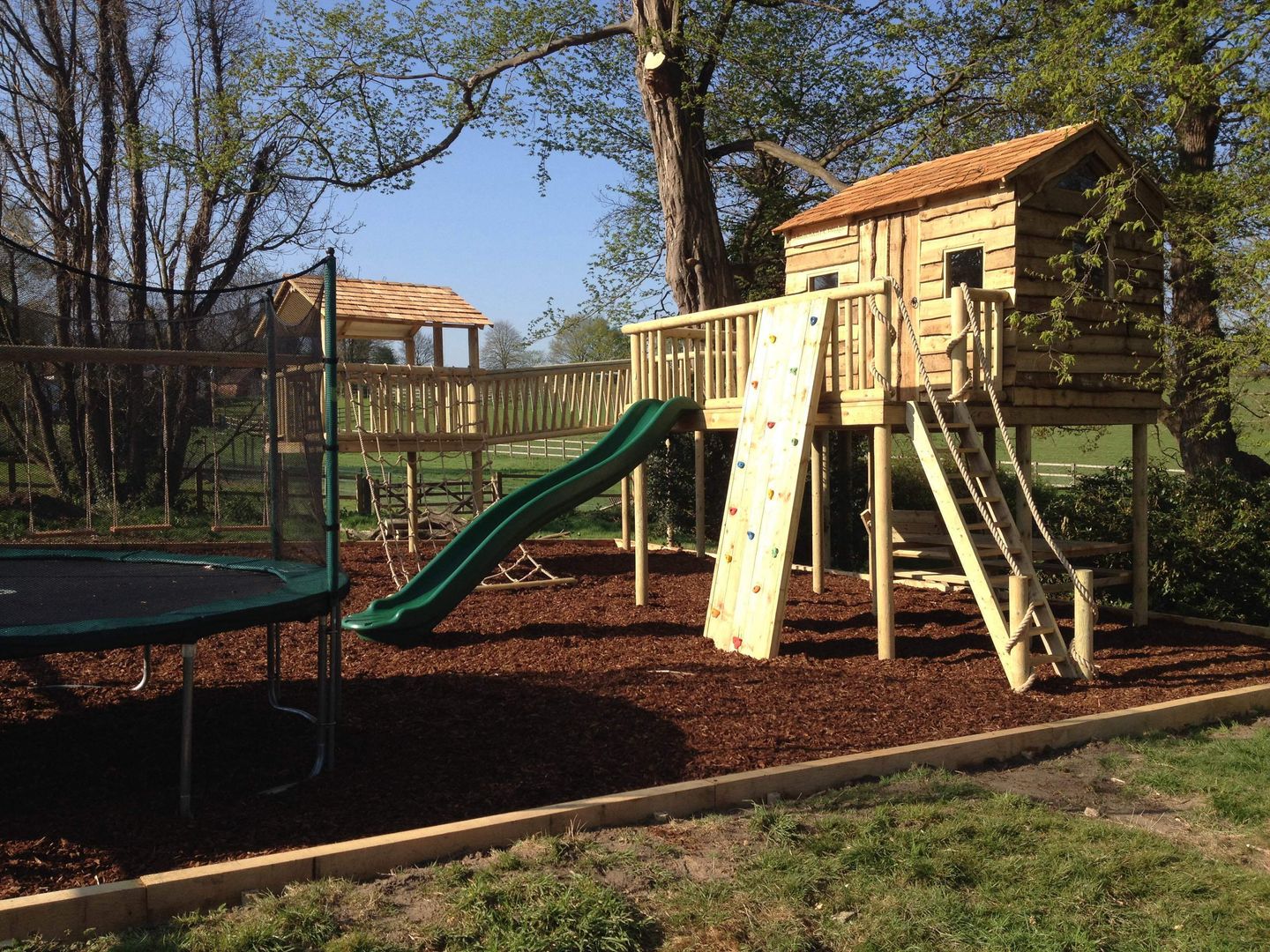 Treehouse With Rock Wall, Premium Slide and Stairway Gardenatics Limited Jardines rurales