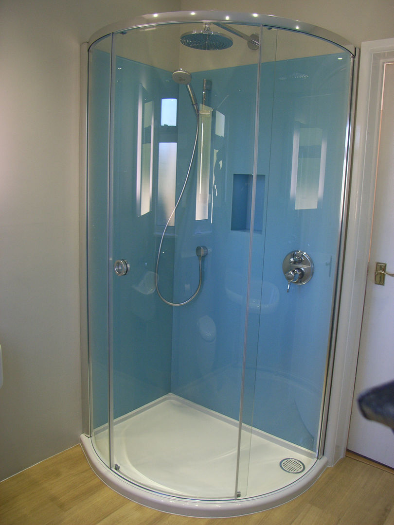 Offset quadrant cubicle with blue glass showerwall Style Within 現代浴室設計點子、靈感&圖片 blue shower wall,glass shower wall,corner shower,rain shower,quadrant shower,shower enclosure,vinyl plank floor,wood effect floor,concealed valve,sliding shower door,cream bathroom,shower cubicle