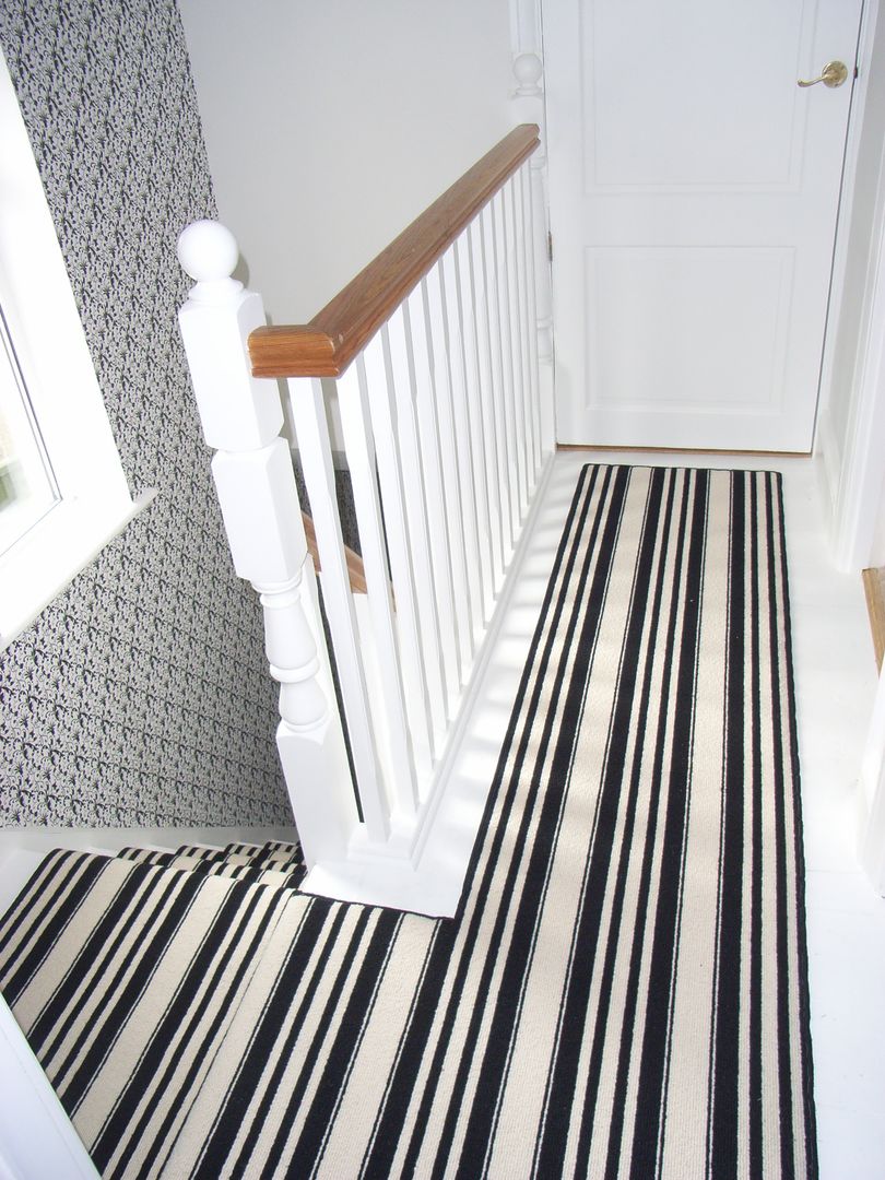 black and white striped landing carpet Style Within Pasillos, vestíbulos y escaleras clásicas striped landing,landing carpet,carpet runner,landing runner,black striped carpet,black white paper,white woodwork,striped stair carpet,white hall,white landing,white spindles