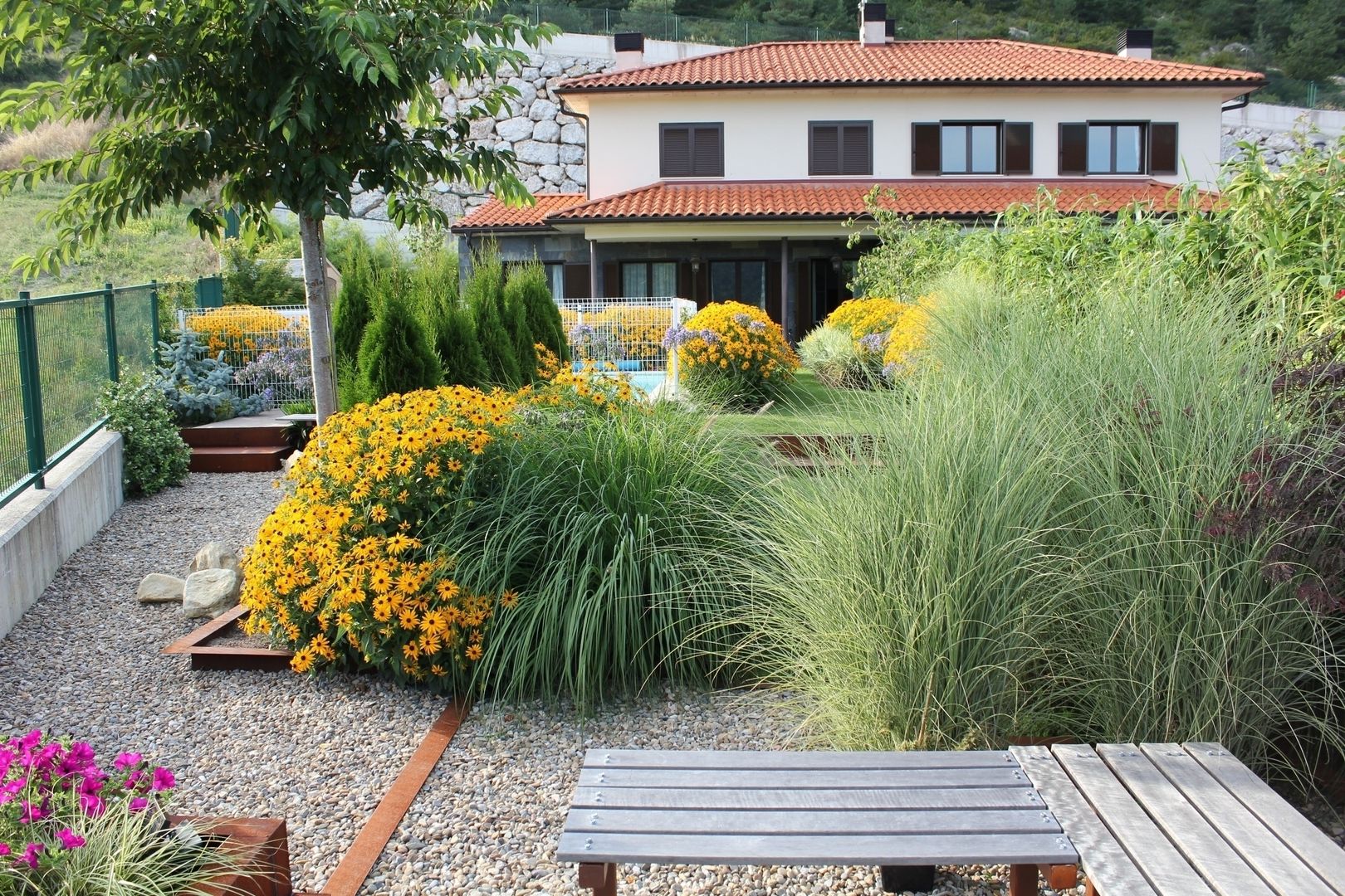 Navarra 1, Jardinarias Jardinarias Jardines de estilo clásico Flor,Planta,Comunidad vegetal,Ventana,Banco al aire libre,Edificio,Naturaleza,Árbol,Botánica,casa