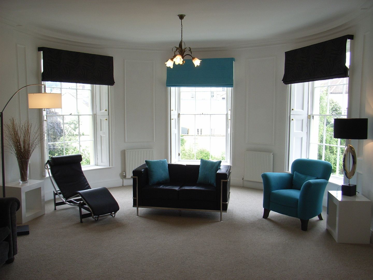 Georgian Sitting Room Style Within Salas modernas georgian room,georgian property,sitting room,living room,contemporary,roman blinds,blue armchair,classic armchair,classic furniture,iconic furniture,modern chaise,modern sofa