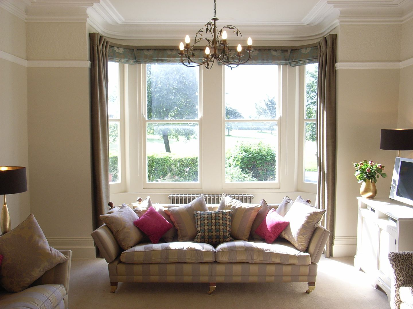Classic View of Contemporised Victorian Living Room homify Salas / recibidores large bay window,roman blinds,dress curtains,victorian home,victorian property,classic sofa,large sofa,taupe colour scheme,pink accents,living room decor,living room furnish