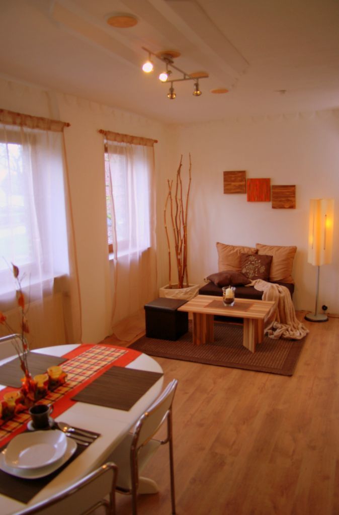 Home Staging in einem kleinen Haus, wohnausstatter wohnausstatter 现代客厅設計點子、靈感 & 圖片