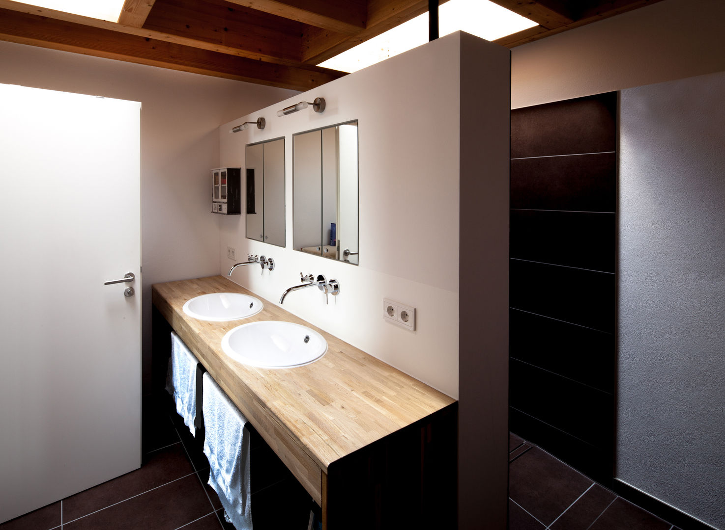 Doppelhaushälfte WI10 über dem Kessel , Schiller Architektur BDA Schiller Architektur BDA Modern Banyo