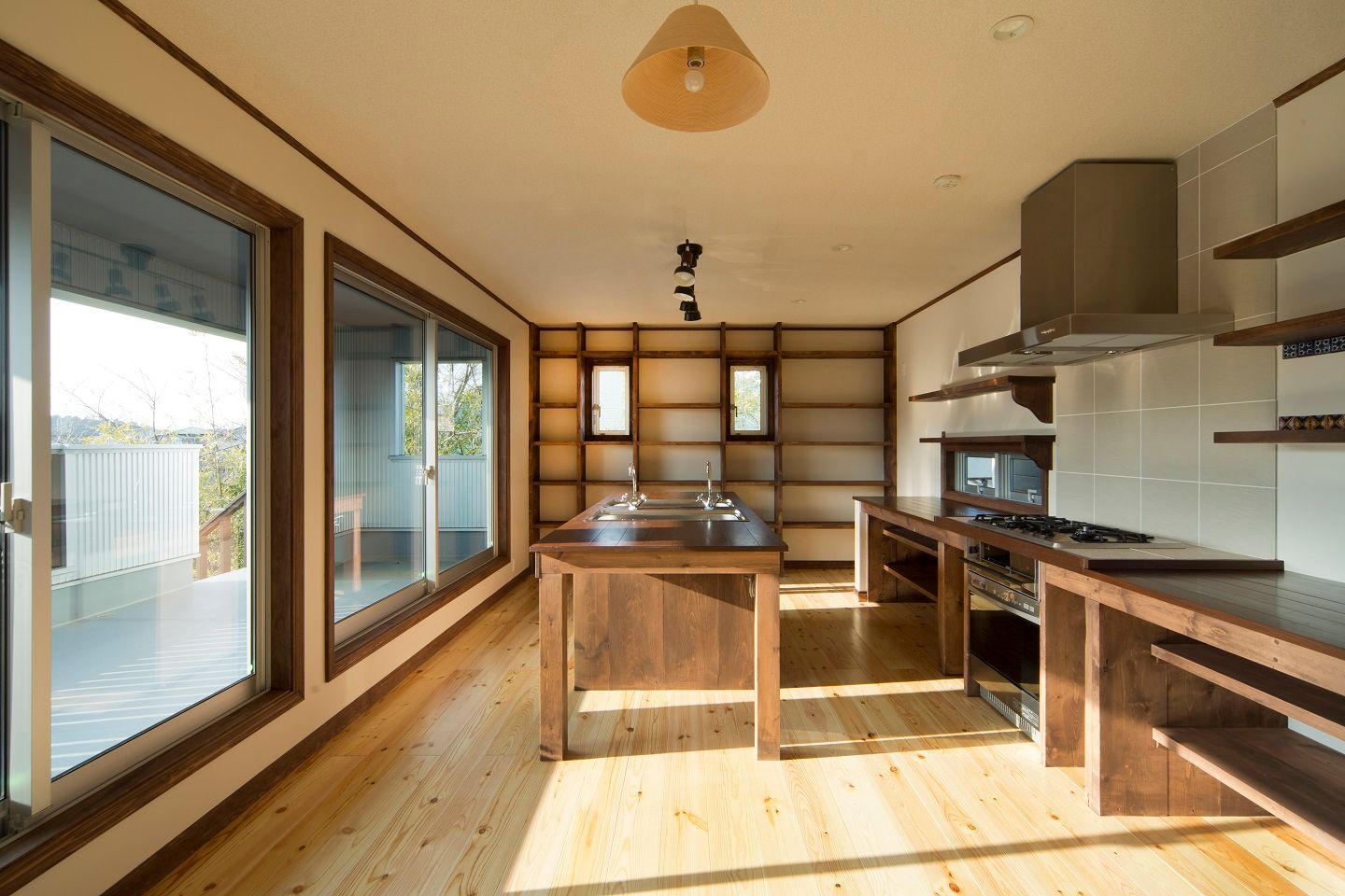セブン・ステップス・トゥ・ヘブン, 有限会社 アーキヴィジョン 有限会社 アーキヴィジョン Asian style kitchen Solid Wood Multicolored