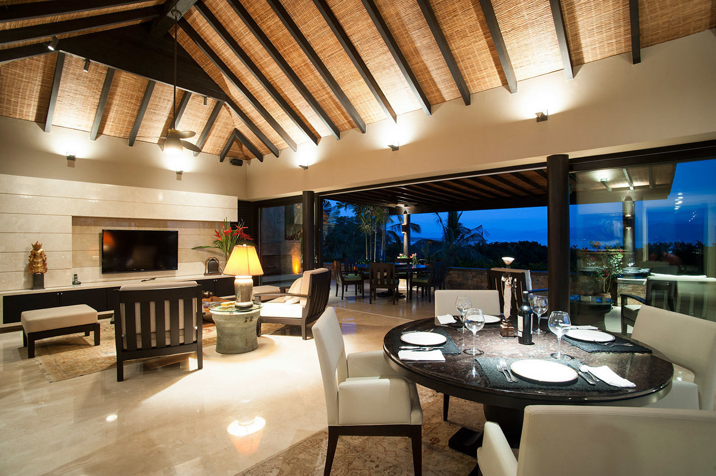 Villa Siriyana, Stone Contractors Stone Contractors Tropical style dining room