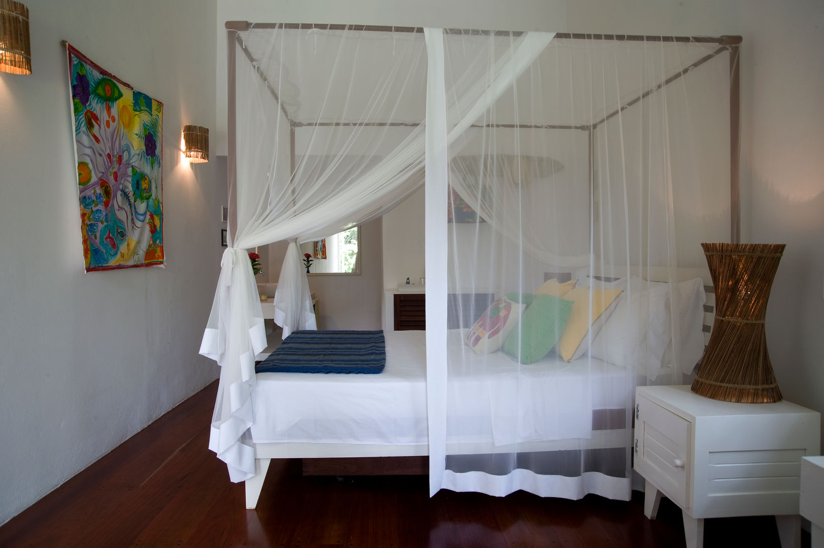 Residência Praia do Espelho - Trancoso/BA, Renata Romeiro Interiores Renata Romeiro Interiores Tropical style bedroom Beds & headboards