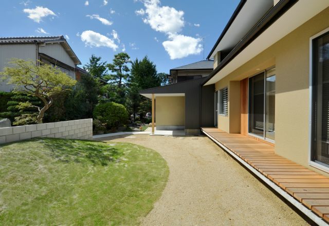 ヒンプンのある家, 岩田建築アトリエ 岩田建築アトリエ Jardines de estilo moderno