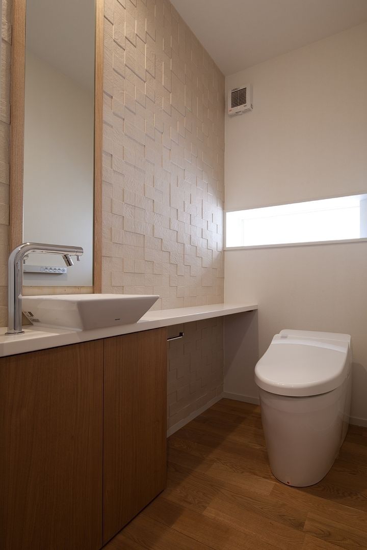 調湿タイルを貼ったトイレ シーズ・アーキスタディオ建築設計室 モダンスタイルの お風呂 エコカラット