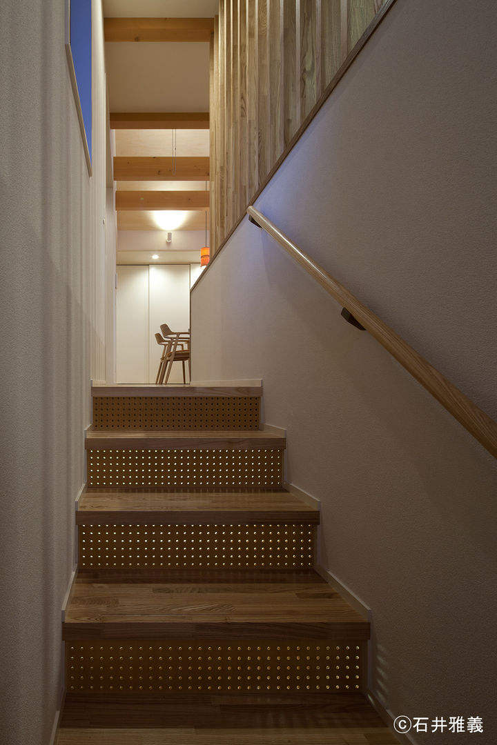 黒の焼杉と大開口が象徴的な２世帯住宅｜桜川の家, シーズ・アーキスタディオ建築設計室 シーズ・アーキスタディオ建築設計室 Modern corridor, hallway & stairs