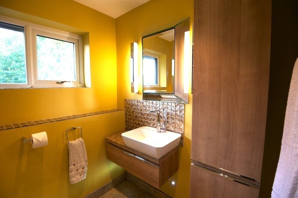 Master bathroom ensuite, showing floating vanity, storage and concealed ~LED lighting Chameleon Designs Interiors Baños de estilo moderno Lavamanos