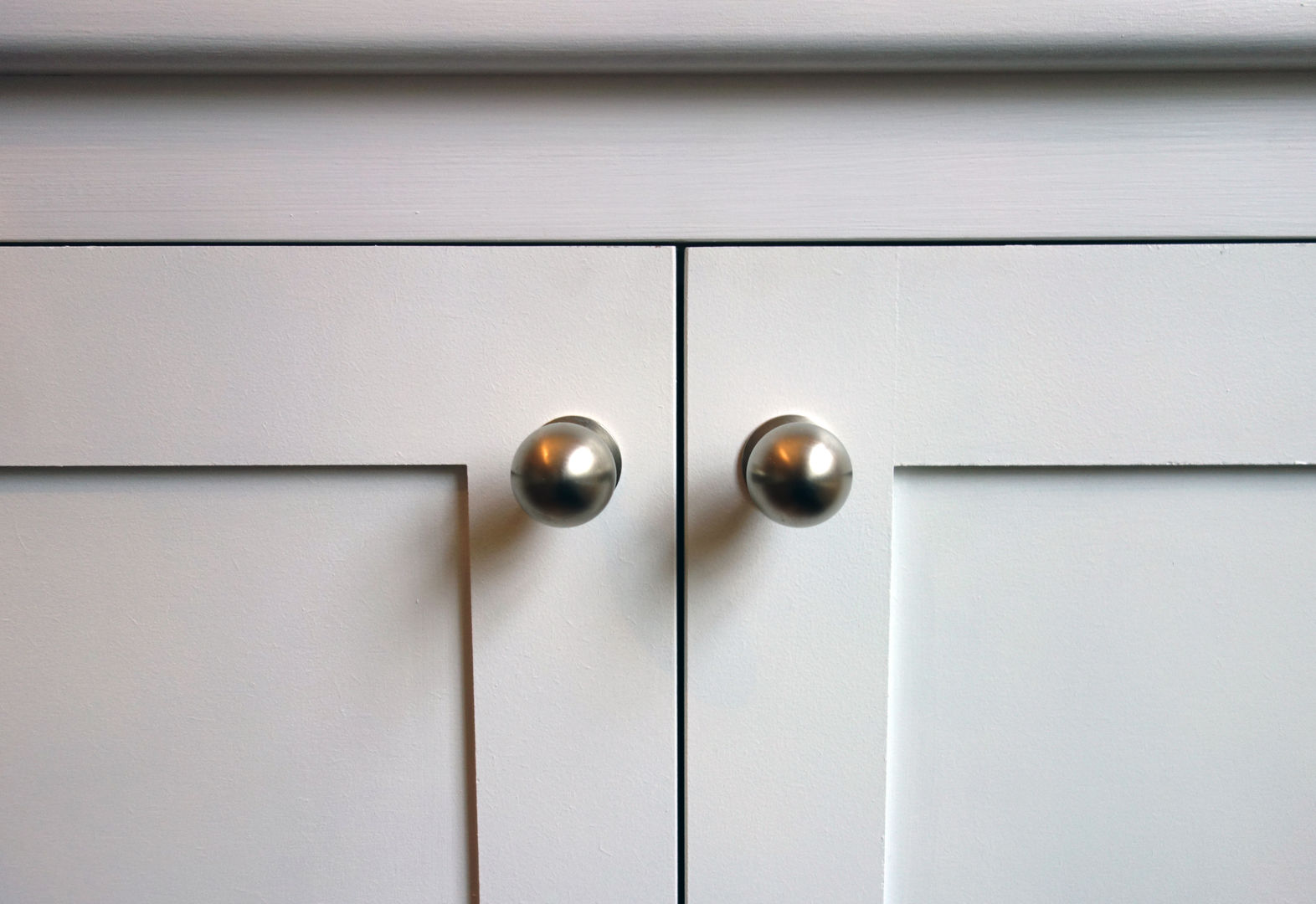 Handle Detail Workshop Interiors Ingresso, Corridoio & Scale in stile classico Contenitori