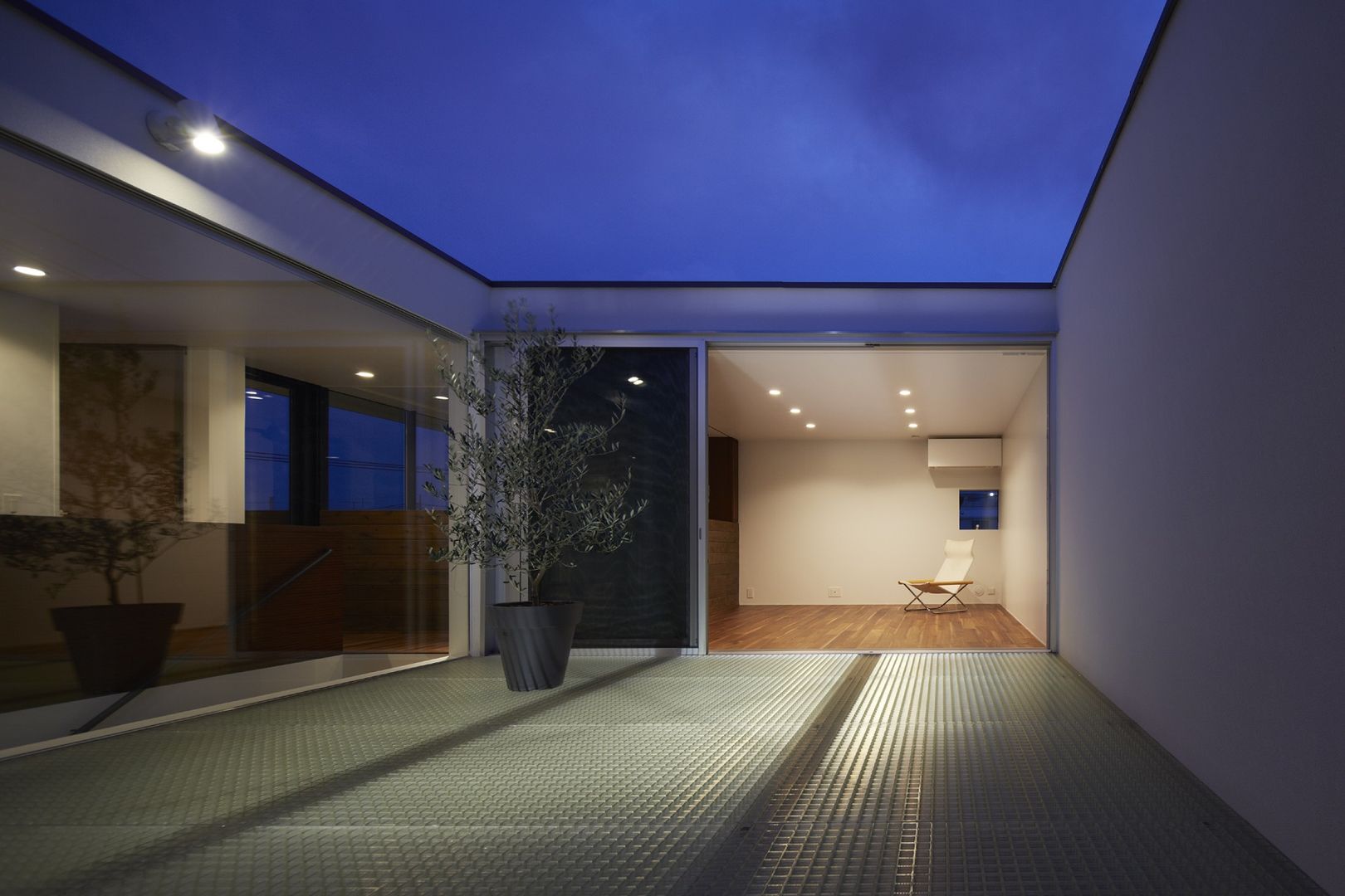 AY 庭とパティオのある家, 山縣洋建築設計事務所 山縣洋建築設計事務所 Balcones y terrazas modernos Vidrio
