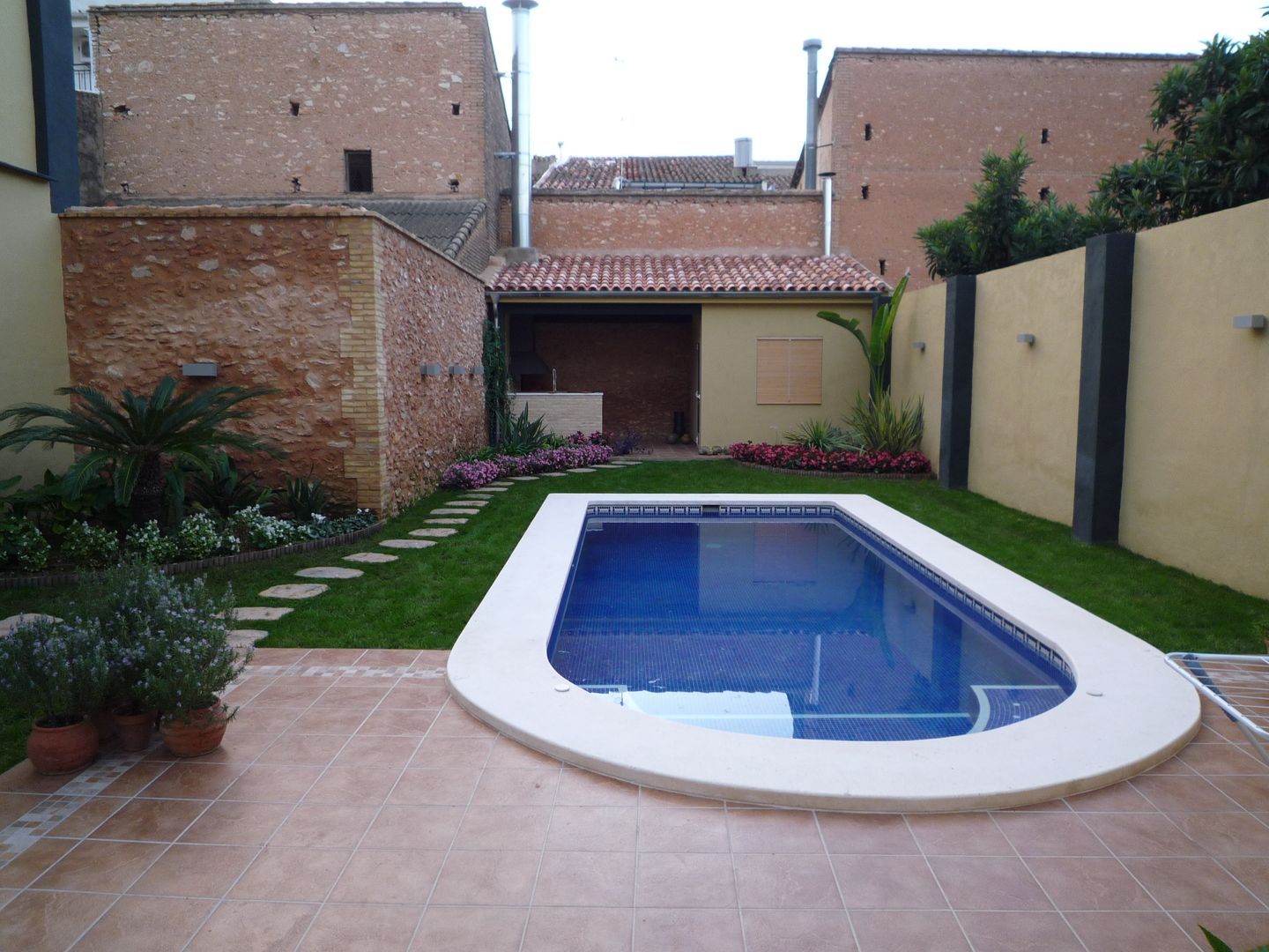 Reforma integral casa de pueblo, Aris & Paco Camús Aris & Paco Camús Piscina moderna