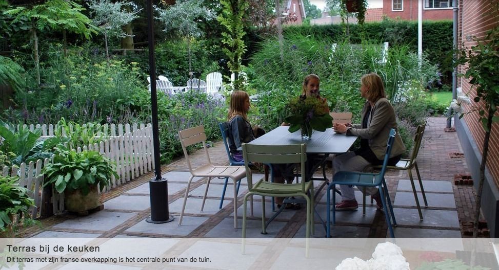 Een tuin met een zwemvijver, moestuin en kippen , Groene Kikker Tuinontwerp Groene Kikker Tuinontwerp Modern style gardens