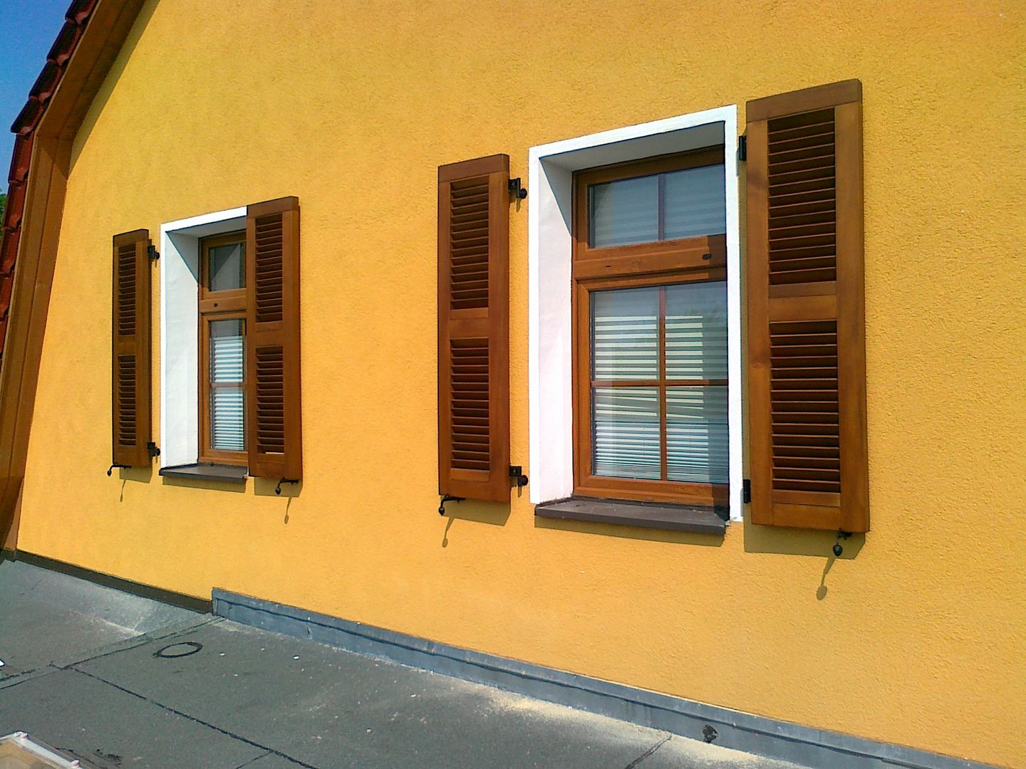 homify Janelas e portas clássicas Madeira Acabamento em madeira Persianas e estores