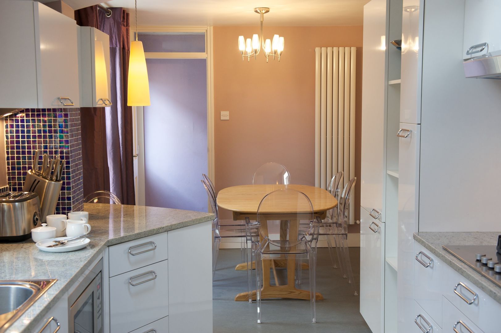 Detail of kitchen island and structural column plus accent lighting Chameleon Designs Interiors Cocinas de estilo moderno