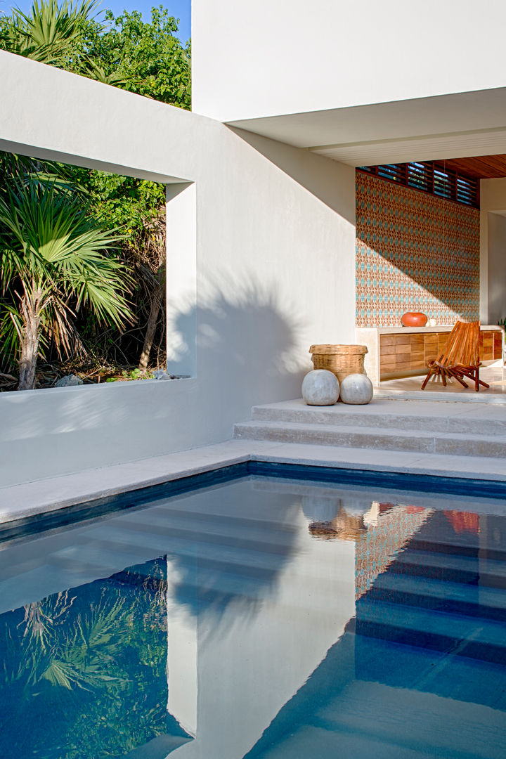 homify Piscina in stile tropicale