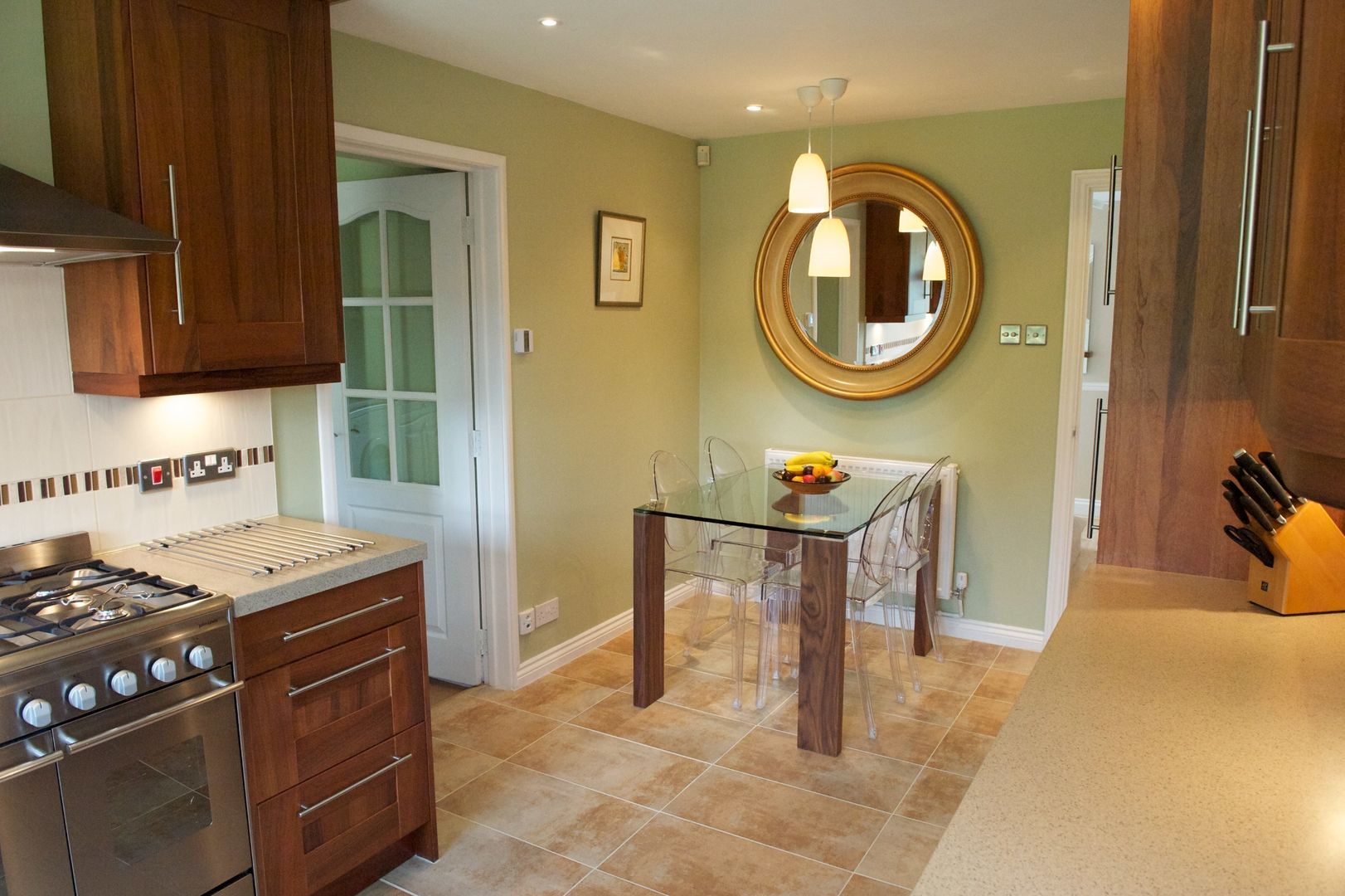 Dining area in the kitchen Chameleon Designs Interiors مطبخ Tables & chairs