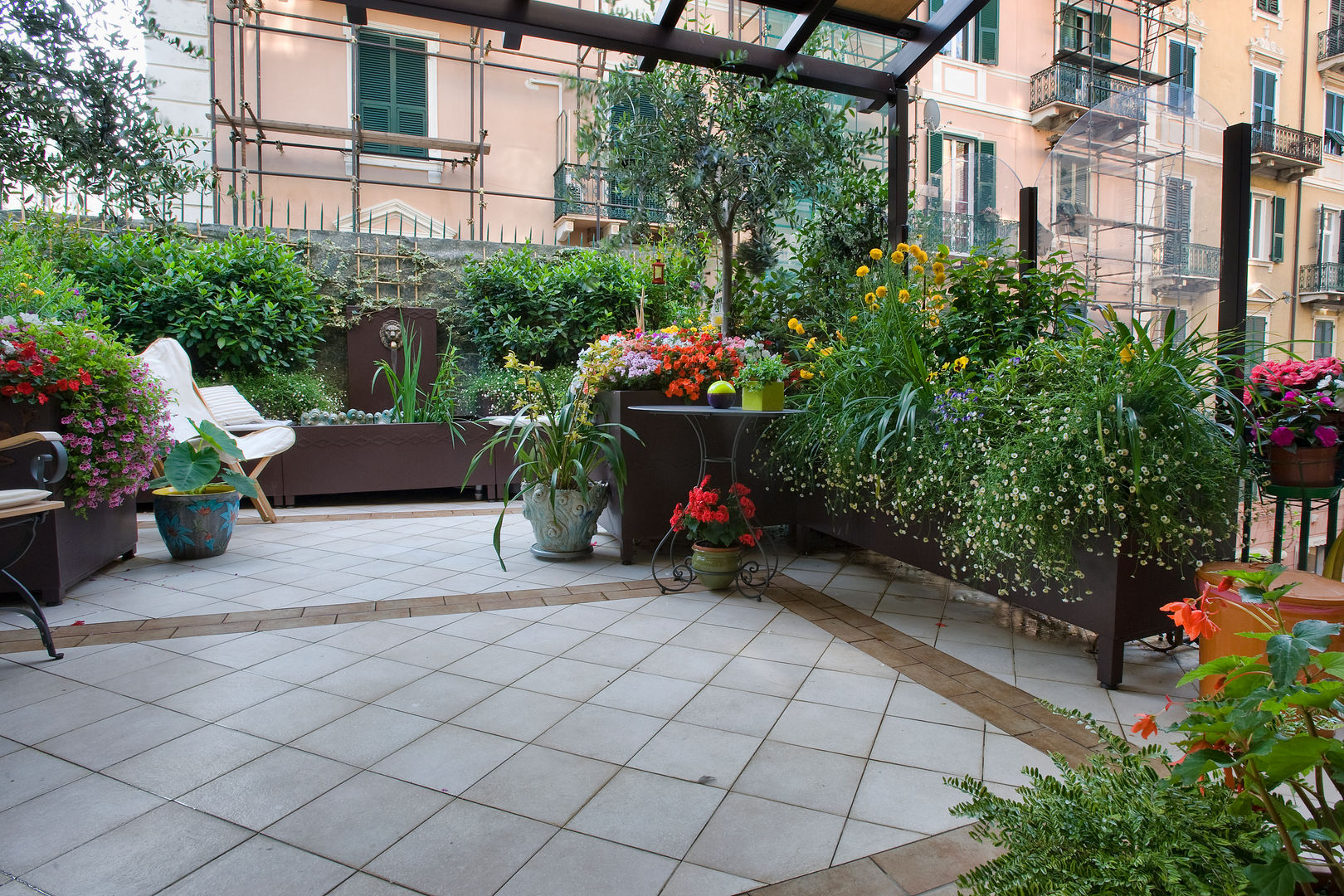 Il terrazzo a Savona: Stile classico e studiato per essere vissuto sia di giorno che di sera, Verde Progetto - Adriana Pedrotti Garden Designer Verde Progetto - Adriana Pedrotti Garden Designer