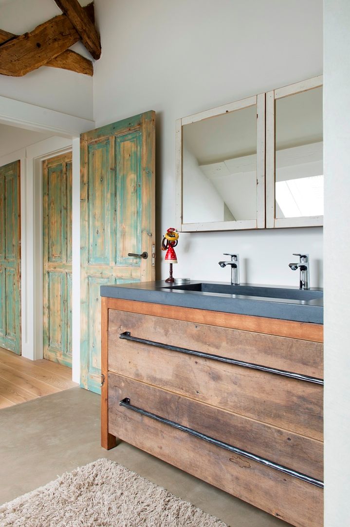 homify Industrial style bathroom Wood Wood effect