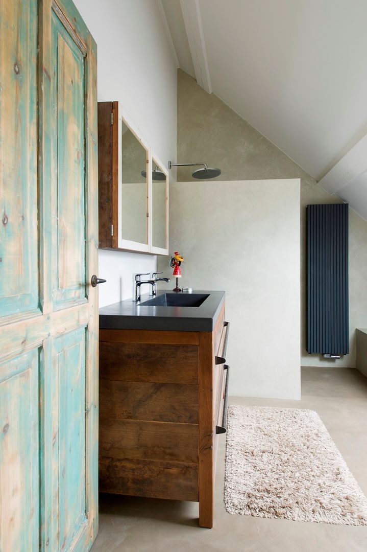 homify Industriële badkamers Hout Hout