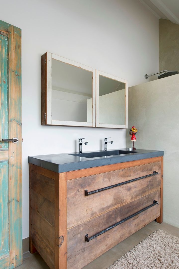 homify Industrial style bathroom Wood Wood effect