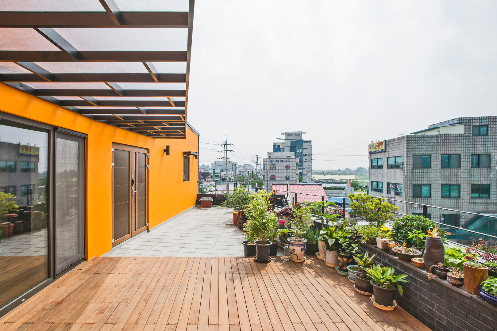 덕산 W-Building, JYA-RCHITECTS JYA-RCHITECTS Modern balcony, veranda & terrace