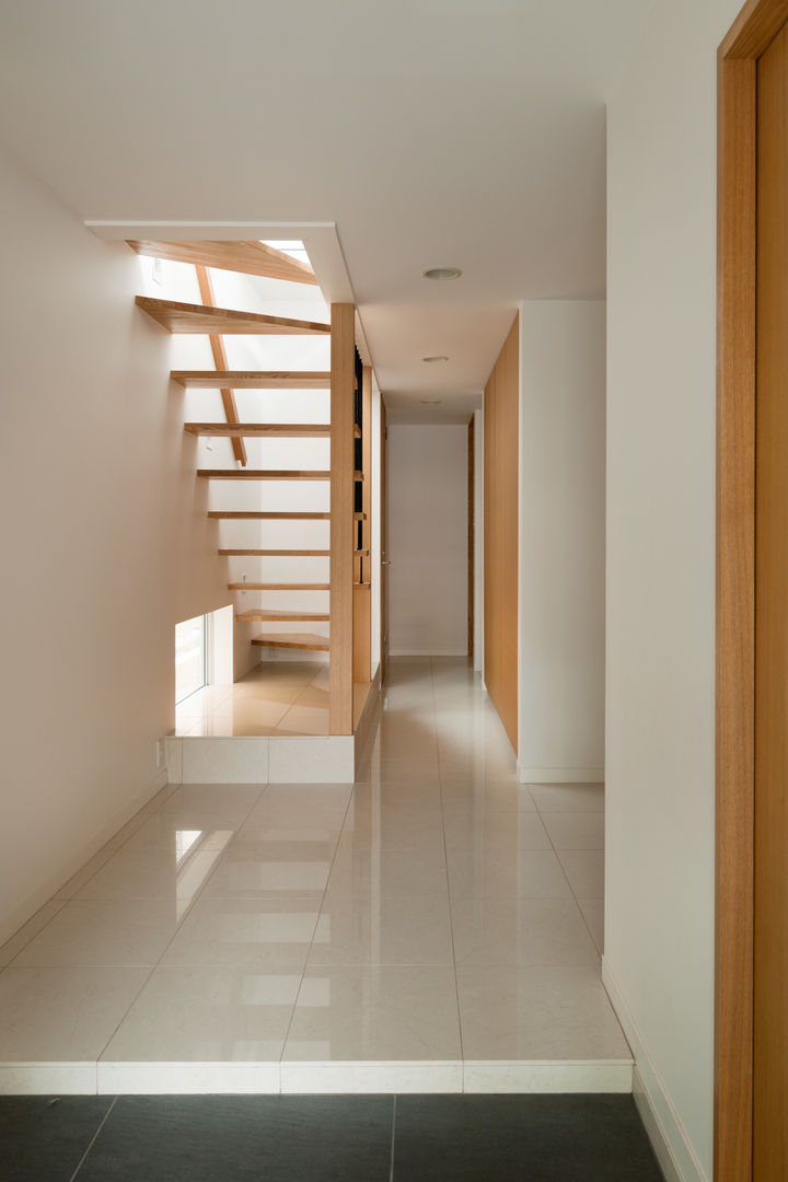 西荻の家, 伊藤一郎建築設計事務所 伊藤一郎建築設計事務所 Modern corridor, hallway & stairs