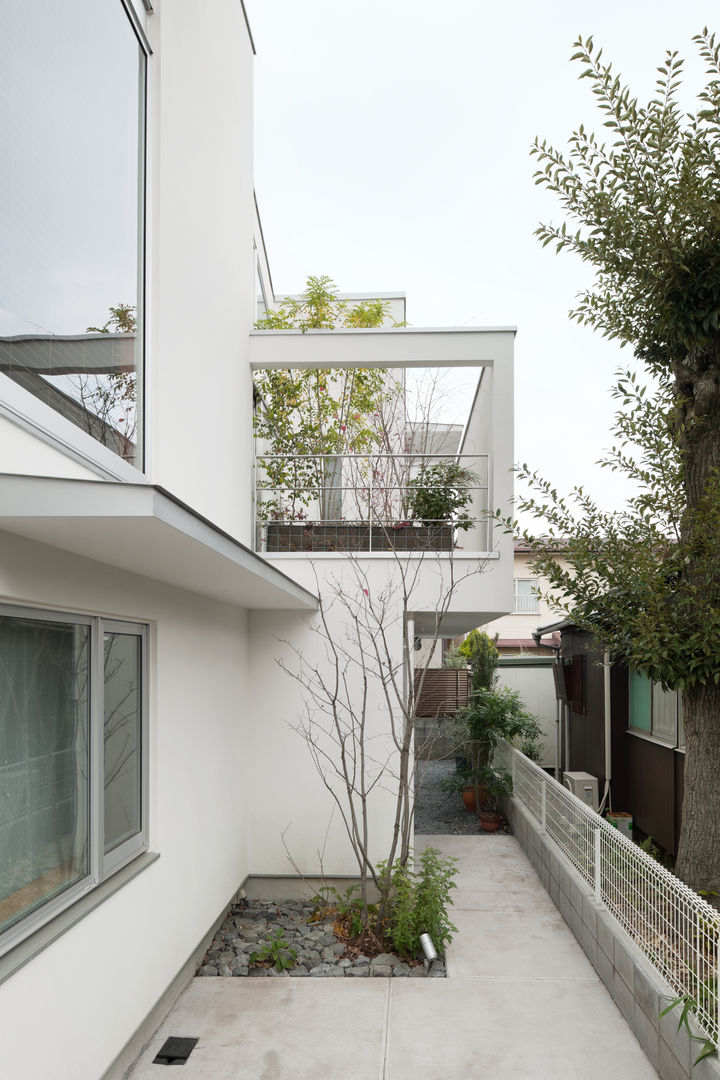 西荻の家, 伊藤一郎建築設計事務所 伊藤一郎建築設計事務所 Modern balcony, veranda & terrace