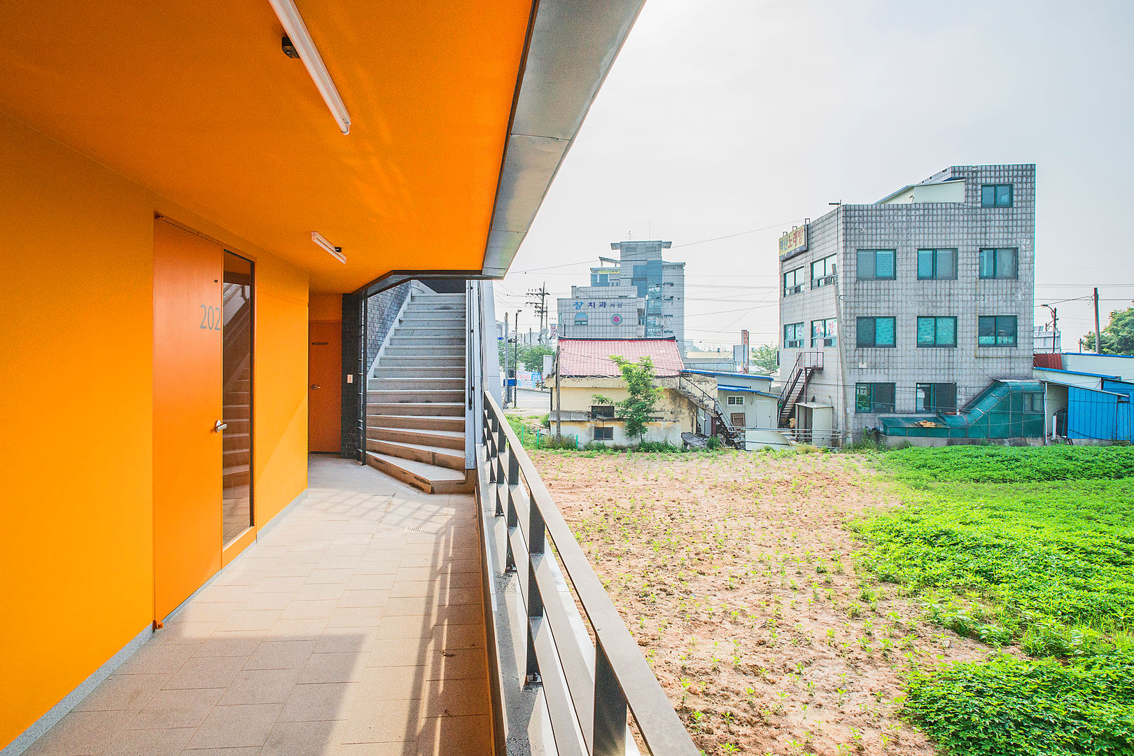 덕산 W-Building, JYA-RCHITECTS JYA-RCHITECTS Balkon, Beranda & Teras Modern