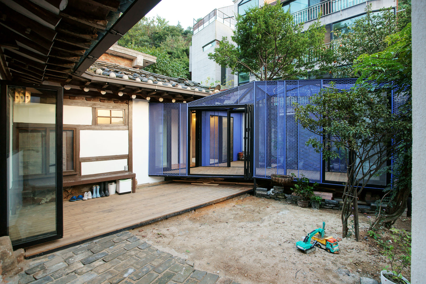 Buam-dong House, JYA-RCHITECTS JYA-RCHITECTS 아시아스타일 발코니, 베란다 & 테라스