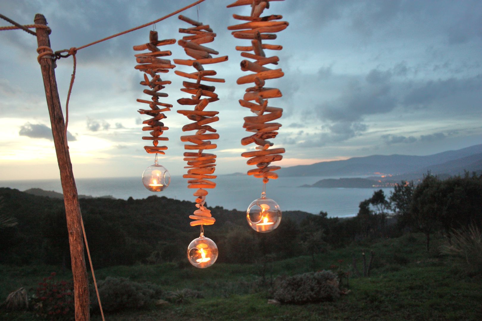 Photophores suspendus de verre & bois flotté, latitude42.02 latitude42.02 Modern balcony, veranda & terrace Lighting