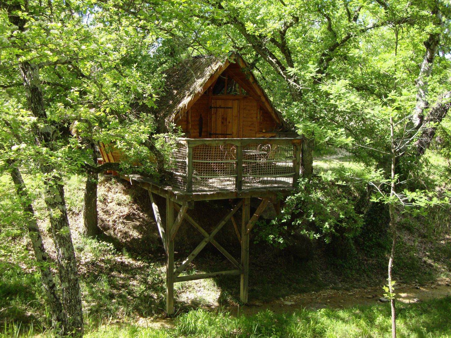 la cabane dans les arbres, Les maisons de chante oiseau Les maisons de chante oiseau Balcones y terrazas rurales