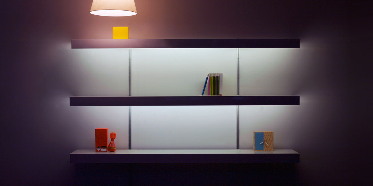 White shelving with lighting and silver anodised aluminium wall fixings homify Modern Living Room Metal Shelves