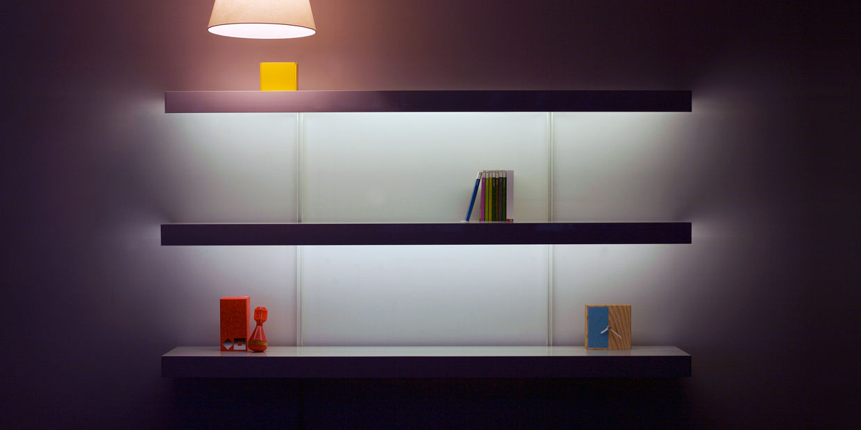 White shelving with lighting and white wall fixings homify Salones modernos Metal Estanterías
