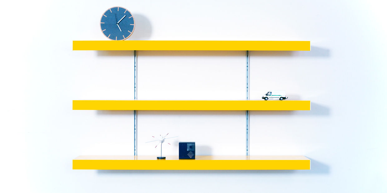 Colour shelving with silver anodised aluminium wall fixings homify Moderne woonkamers Metaal TV- & mediameubels
