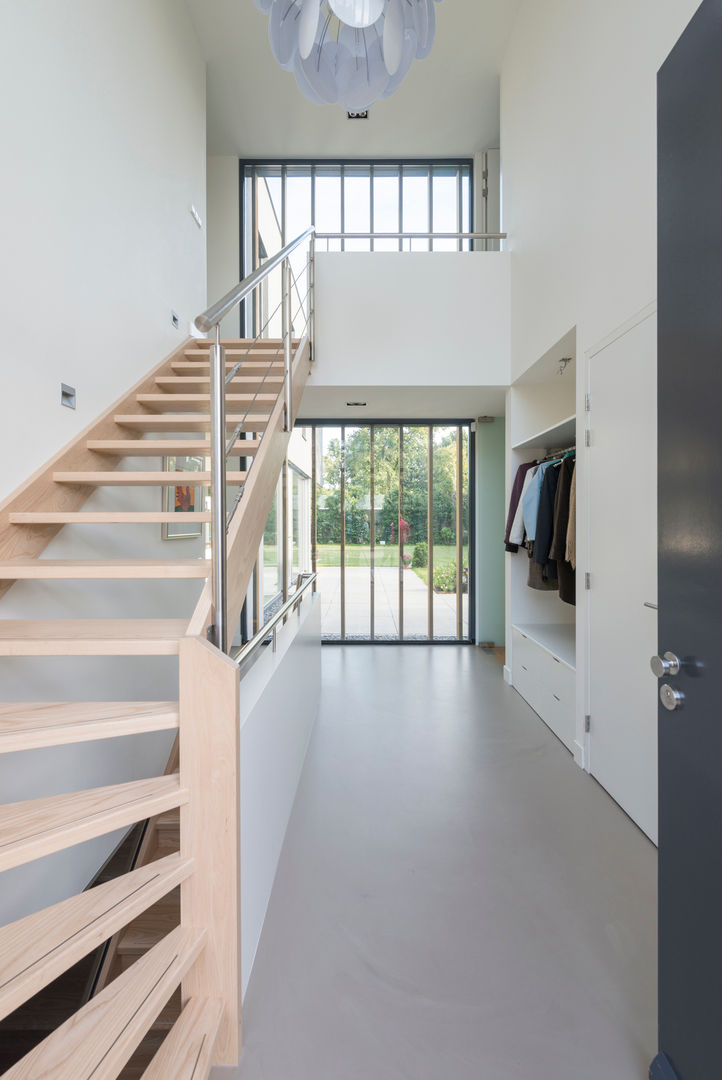 Woonhuis Rijnsweerd, Architect2GO Architect2GO Modern corridor, hallway & stairs