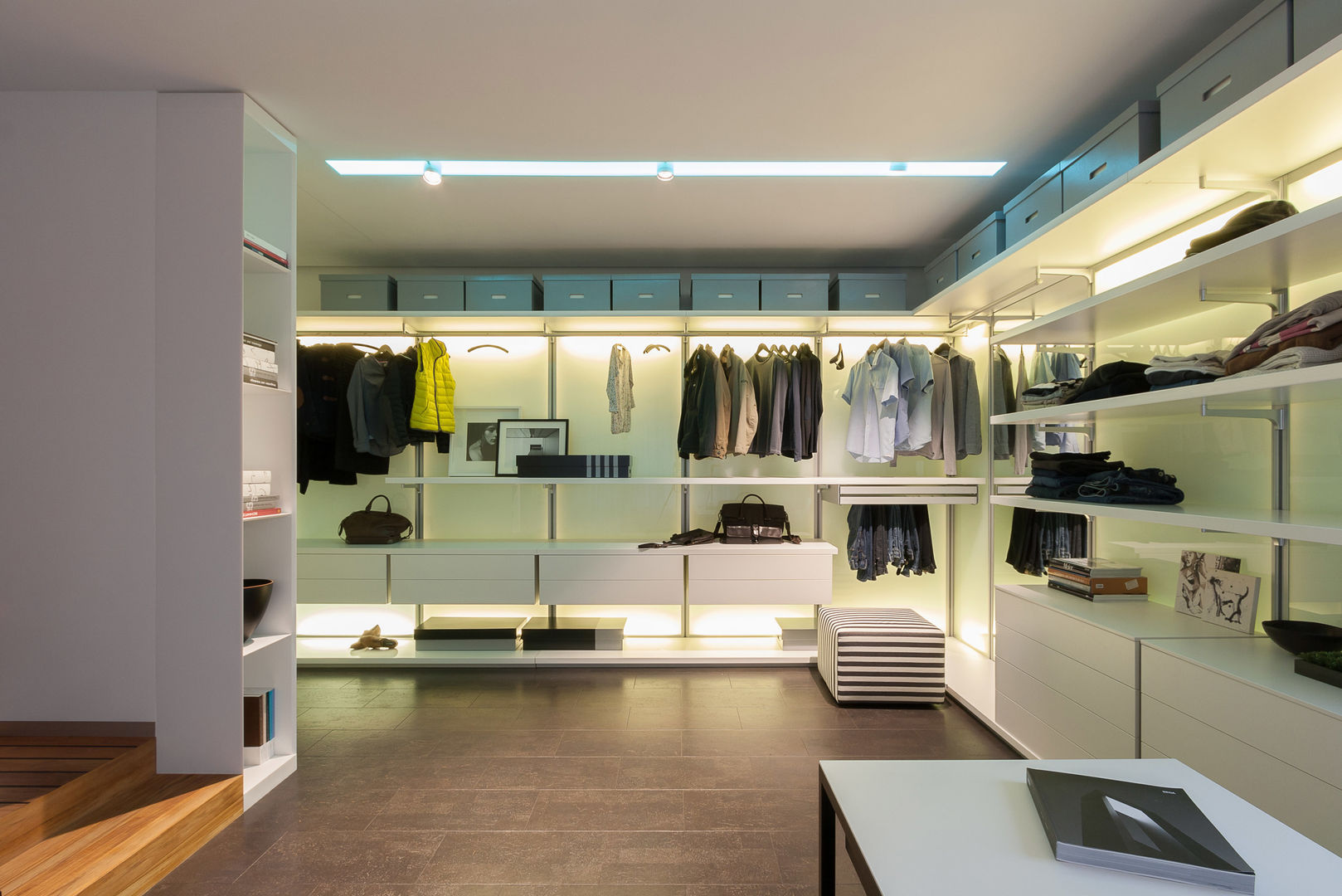 apartment V-21, VALENTIROV&PARTNERS VALENTIROV&PARTNERS Minimalist style dressing rooms