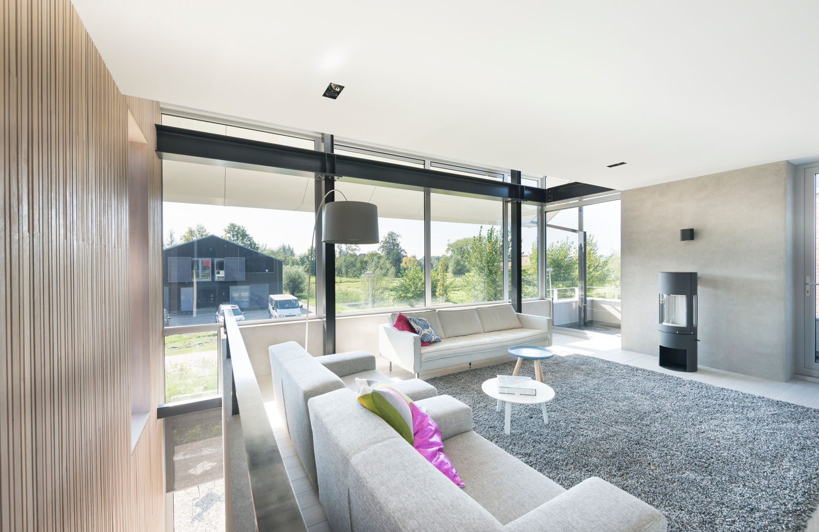 Woonkamer met balkon en uitzicht Architect2GO Moderne woonkamers