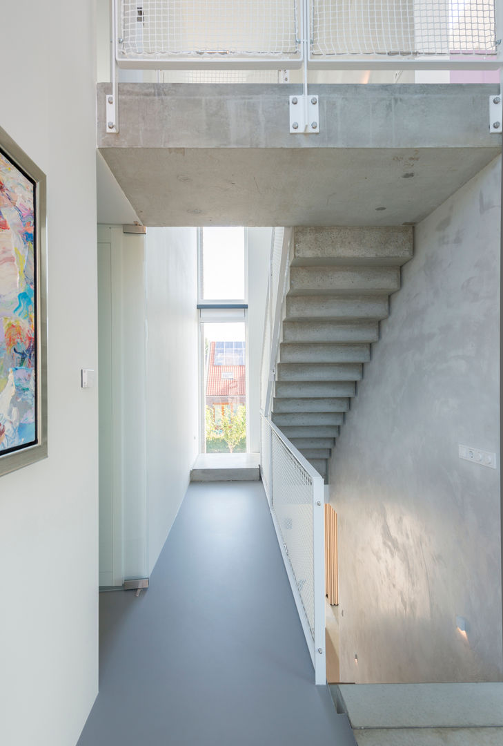 Woonhuis Leidsche Rijn, Architect2GO Architect2GO Minimalist corridor, hallway & stairs